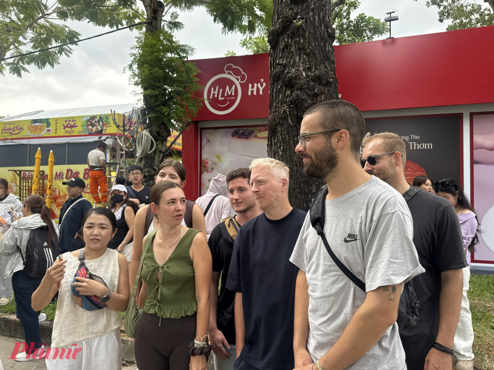 Khách quốc tế thích thú trải nghiệm bánh mì tại Lễ hội Bánh mì Việt Nam năm 2026. Ảnh: Quốc Thái