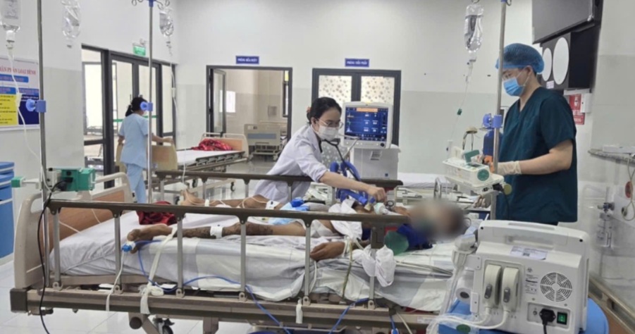 Các bác sĩ tại Côn Đảo khám, chăm sóc người bệnh, ảnh SYT