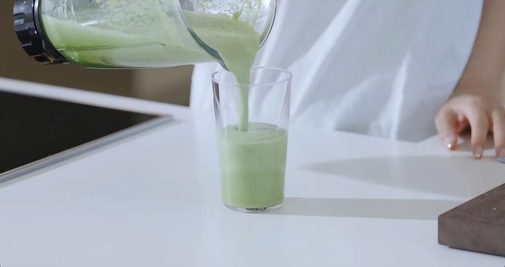 Ly nước sau khi ép được xay thêm một lần để tạo bọt, kích thích vị giác, thị giác