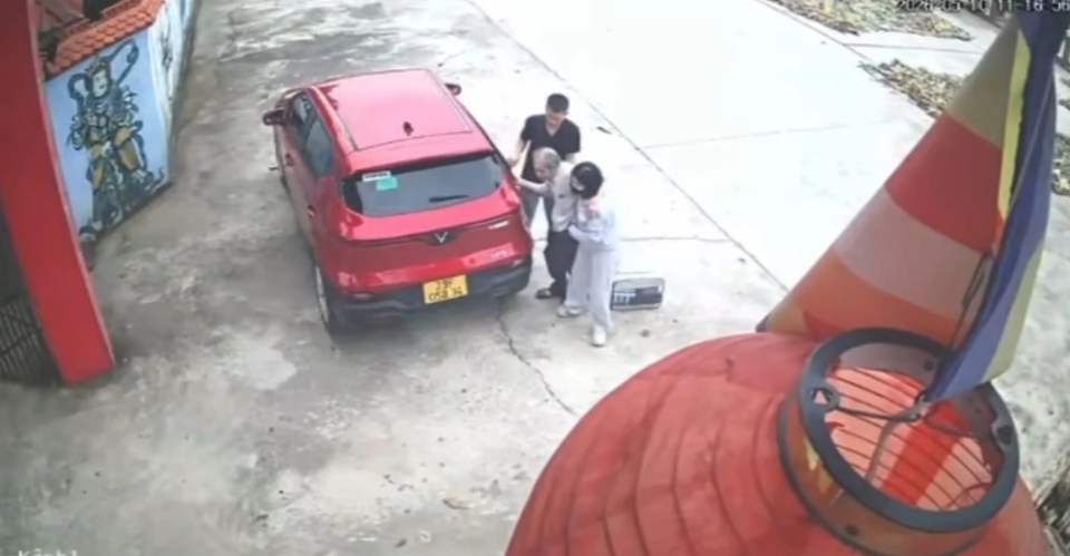 Hình cắt từ camera trước cổng chùa và tung tích cô gái đã được tìm ra