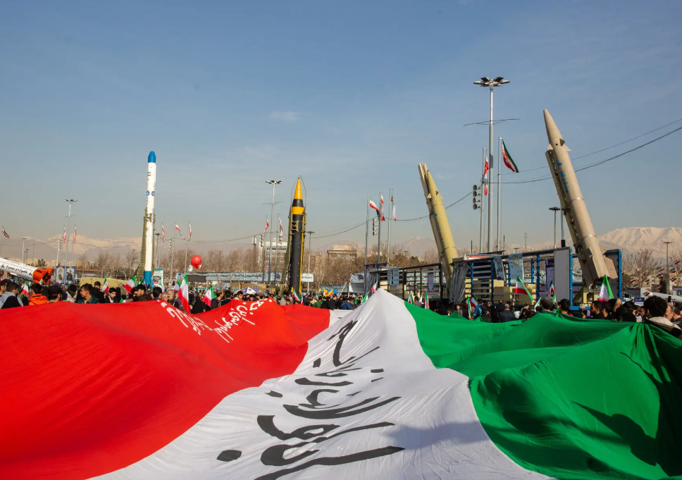 Các cuộc diễu binh tên lửa ở Tehran năm 2024. Theo các đánh giá tình báo mật của Mỹ, Iran vẫn giữ khoảng 70% kho tên lửa trước chiến tranh - Ảnh: New York Times