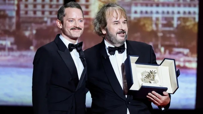Liên hoan phim Cannes 2026: Bom tấn Hollywood nhường hào quang cho điện ảnh quốc tế Peter Jackson (phải) nhận giải Cành cọ vàng danh dự