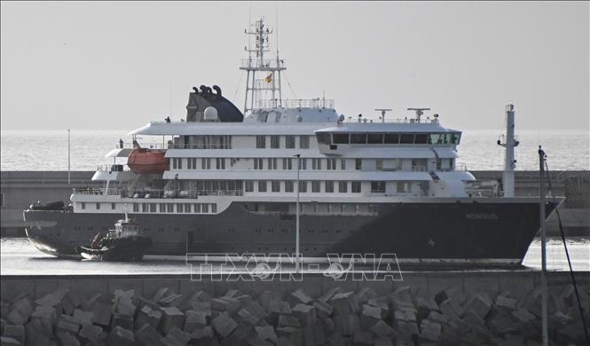 Tàu du lịch MV Hondius neo tại cảng Granadilla trên đảo Tenerife (Tây Ban Nha) để tiến hành sơ tán hành khách, sau khi bùng phát các ca bệnh liên quan đến vi rút Hanta, ngày 10/5/2026 - Ảnh: THX/TTXVN