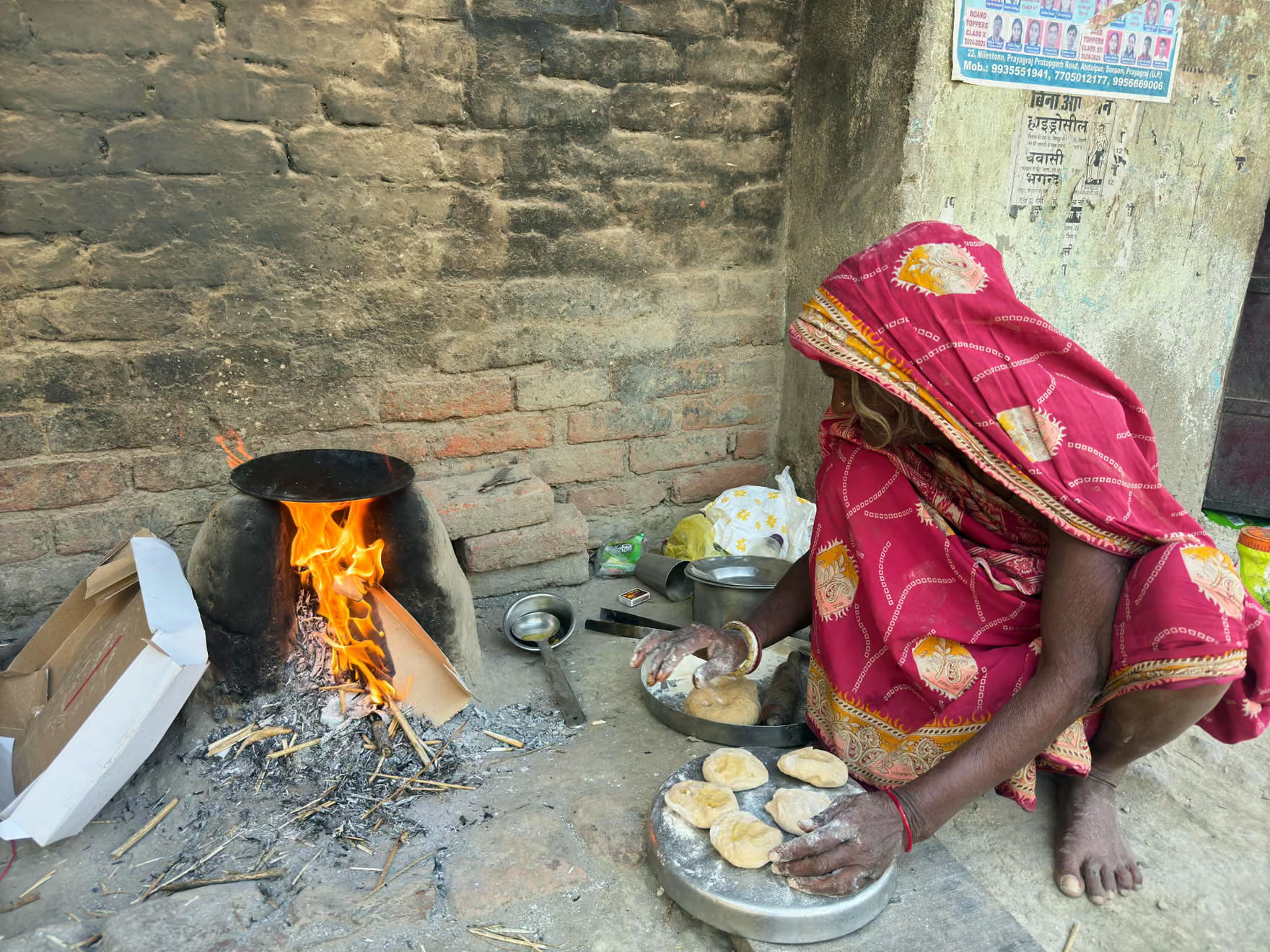 phụ nữ nấu ăn bằng củi bên ngoài nhà mình ở Prayagraj, Ấn Độ. Ảnh: Rajesh Kumar Singh