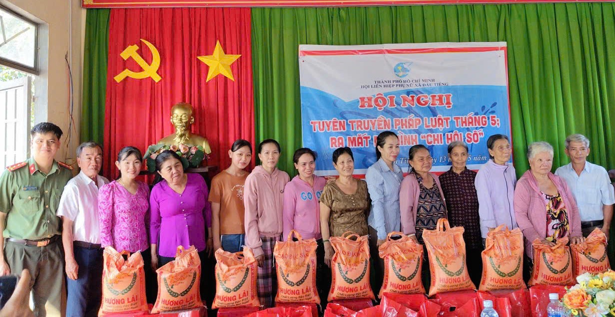 Dịp này, Hội LHPN xã đã trao tặng 10 phần quà cho phụ nữ có hoàn cảnh khó khăn - Ảnh: C.N.