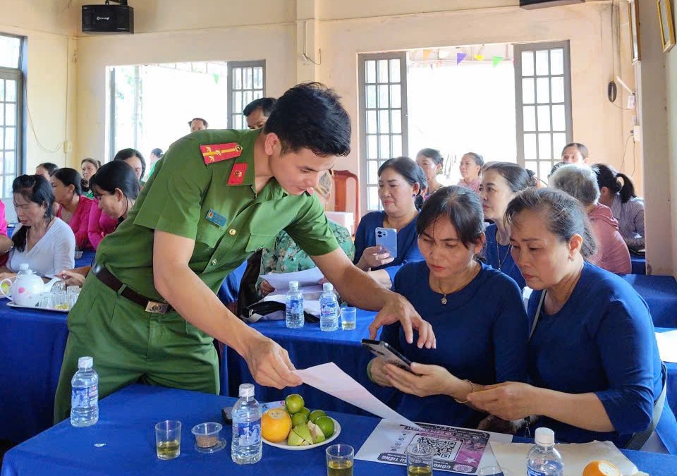 Công an xã hướng dẫn hội viên tiếp cận, cài đặt các ứng dụng trực tuyến - Ảnh: C.N.