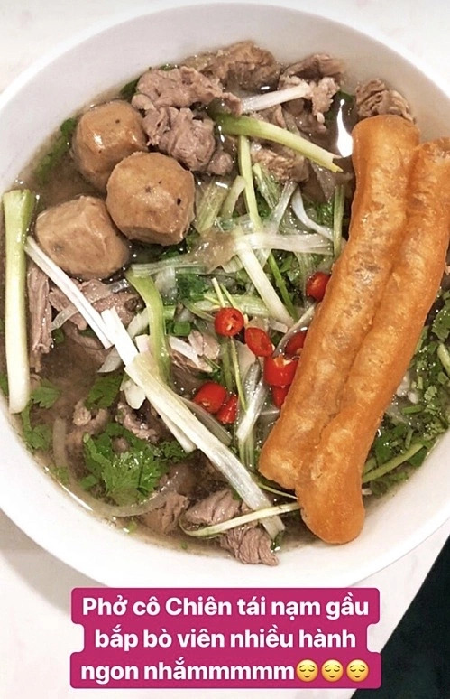 Tóc Tiên nấu phở gà 