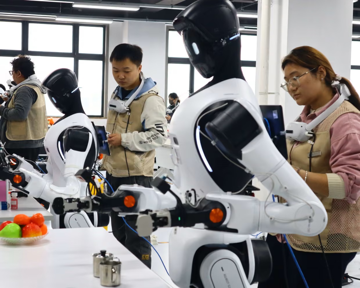 Robot hình người được huấn luyện tại Trung Quốc - Ảnh: China News Service/Getty Images