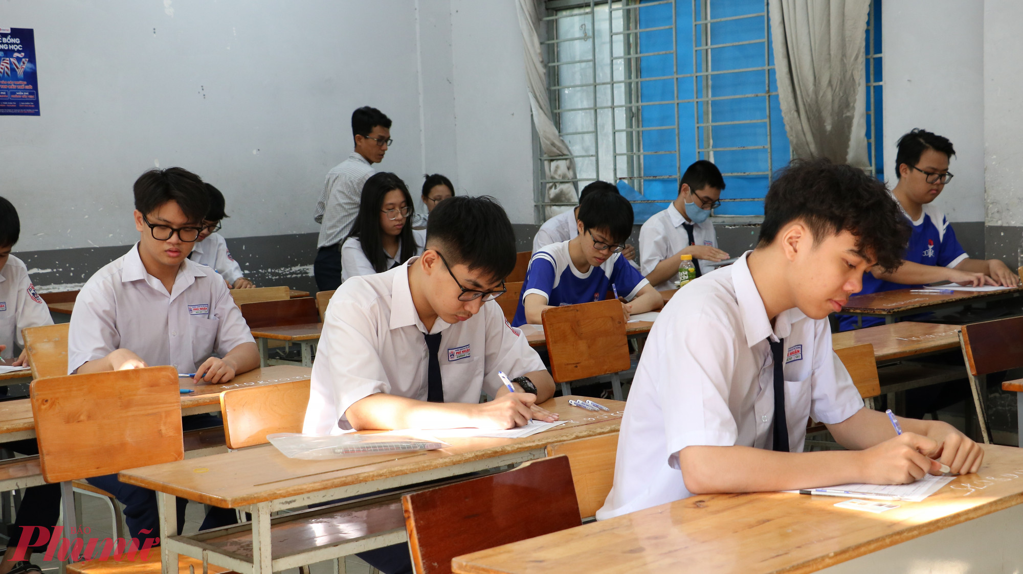 Học sinh Trường THPT Phú Nhuận tham gia thi thử tốt nghiệp THPT năm 2025 - Ảnh: Trang Thư