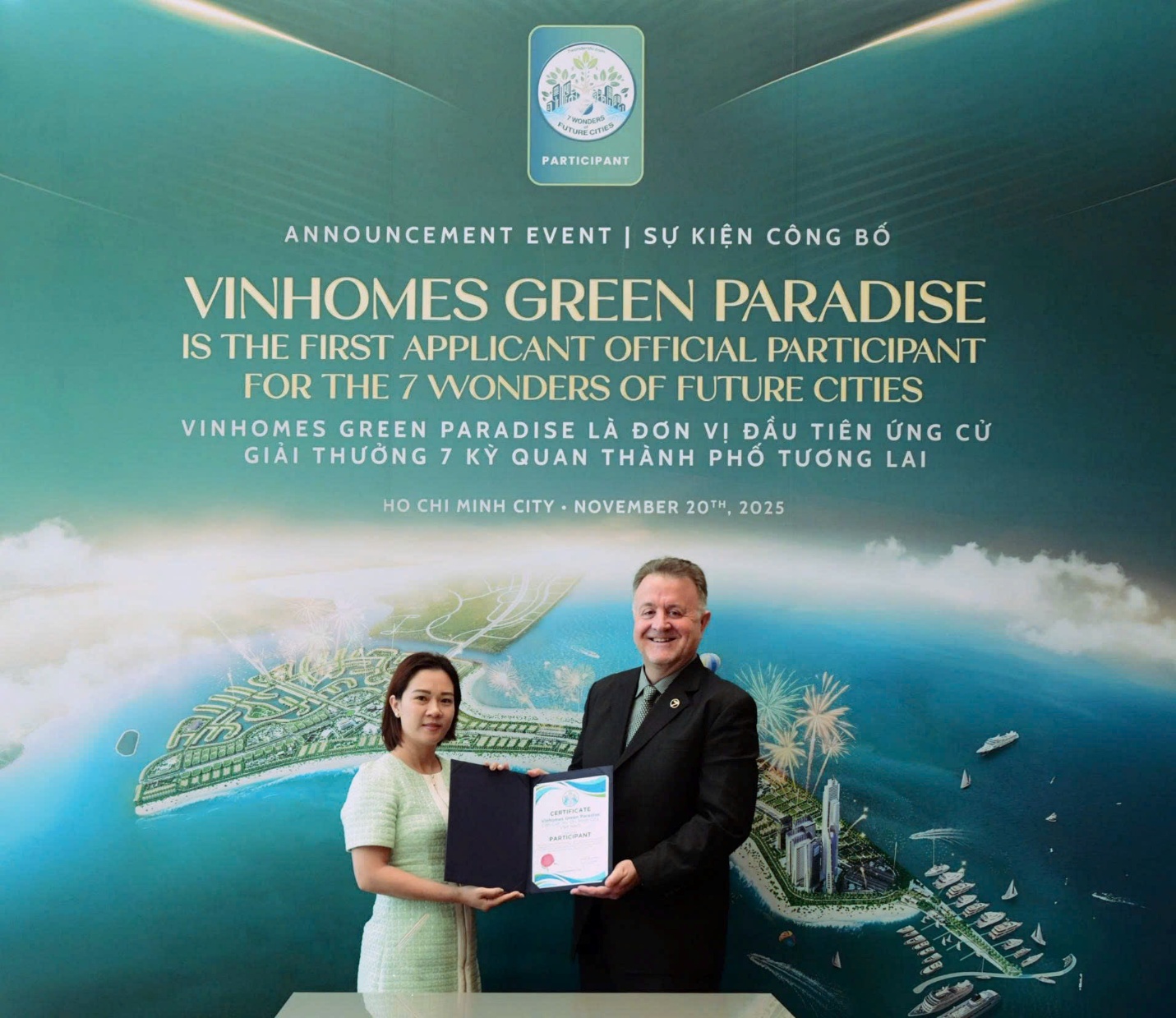 Bà Nguyễn Thu Hằng - Tổng giám đốc Công ty cổ phần Vinhomes và ông Jean-Paul de la Fuente - Giám đốc New7Wonders - Chủ tịch chiến dịch bầu chọn “7 kỳ quan đô thị tương lai” tại buổi trao chứng nhận ứng viên chính thức - Ảnh: Vingroup
