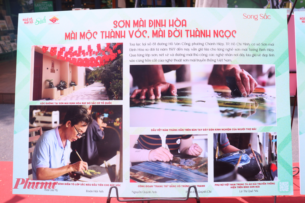 Những khung hình về làng nghề sơn mài Định Hòa tái hiện hành trình bền bỉ của các nghệ nhân trong việc gìn giữ một nghề thủ công truyền thống lâu đời. Từ công đoạn làm vóc, phủ sơn, mài đến hoàn thiện sản phẩm, mỗi lớp màu và đường nét đều phản chiếu sự tỉ mỉ, kiên nhẫn cùng niềm tự hào với giá trị văn hóa Việt. 