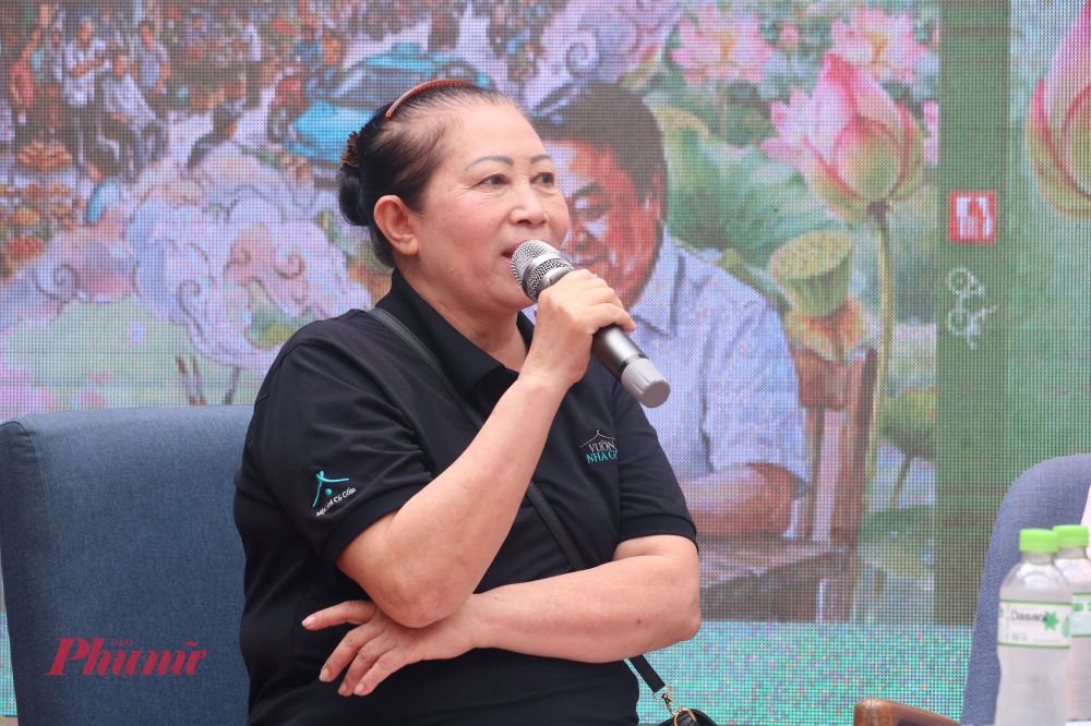 Nghệ nhân vẽ họa tiết dân gian trên gốm Trần Thị Yến, người có hơn 40 năm tuổi nghề, cho biết điều giữ bà ở lại với nghề suốt nhiều thập kỷ chính là niềm đam mê và cảm giác hạnh phúc khi sản phẩm của mình được người khác yêu thích. “Tạo ra sản phẩm mà khách hàng thích và chọn về sử dụng, đó mới là niềm vui của người thợ” - bà chia sẻ.