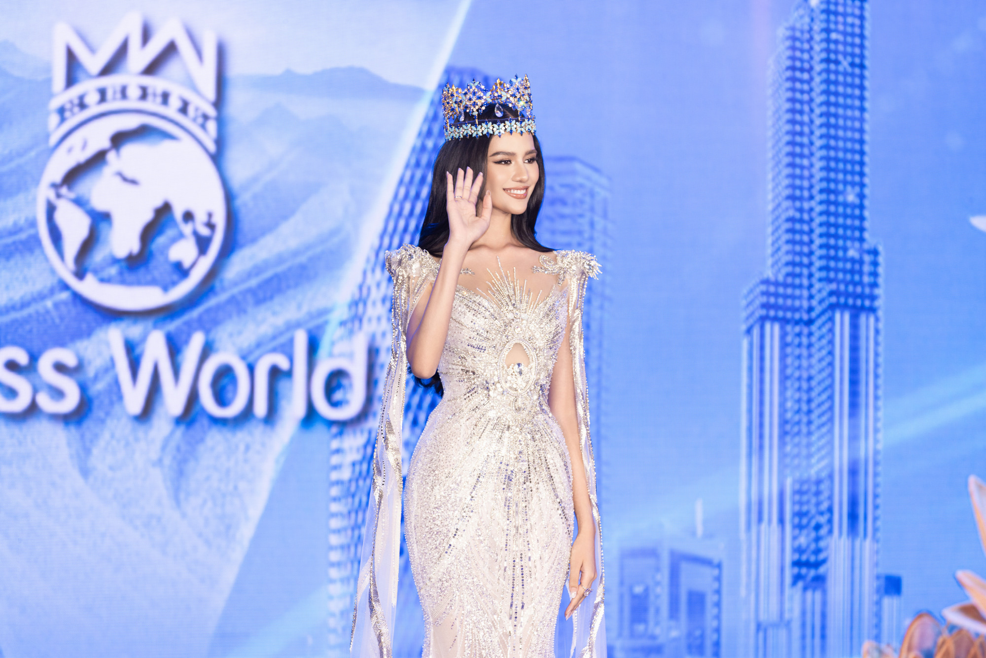 Trên sân khấu, Opal khoe khéo đường cong trong bộ váy màu ánh bạc đính kết kỳ công. Opal cho biết cô được nghe kể nhiều điều tốt đẹp về Việt Nam. Trong hai lần đến đây, Hoa hậu Thế giới 2025 cảm nhận được sự ấm áp, nhiệt tình cũng như sự ủng hộ của khán giả dành cho mình. 