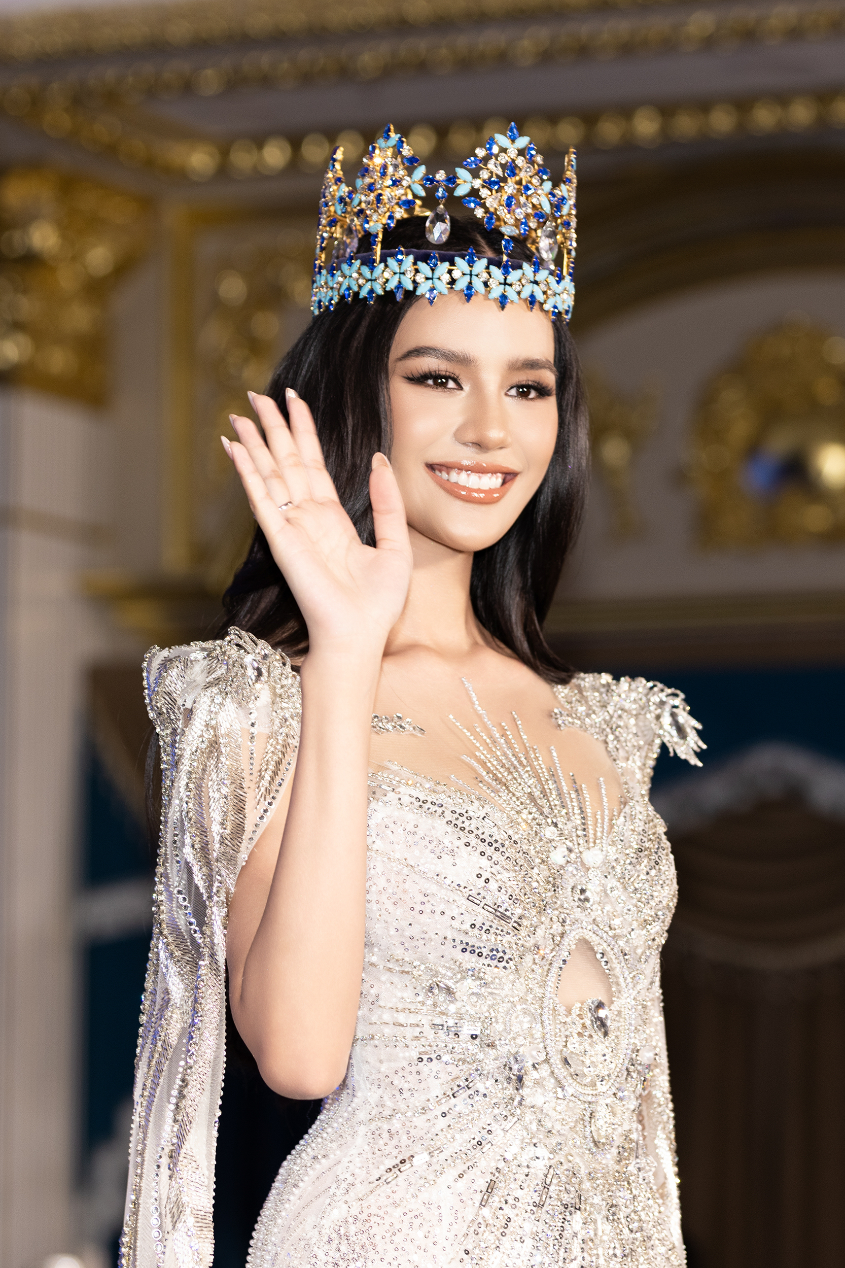 Opal được nhiều khán giả khen sở hữu đường nét sắc sảo trên gương mặt, nụ cười tươi dễ tạo thiện cảm. 