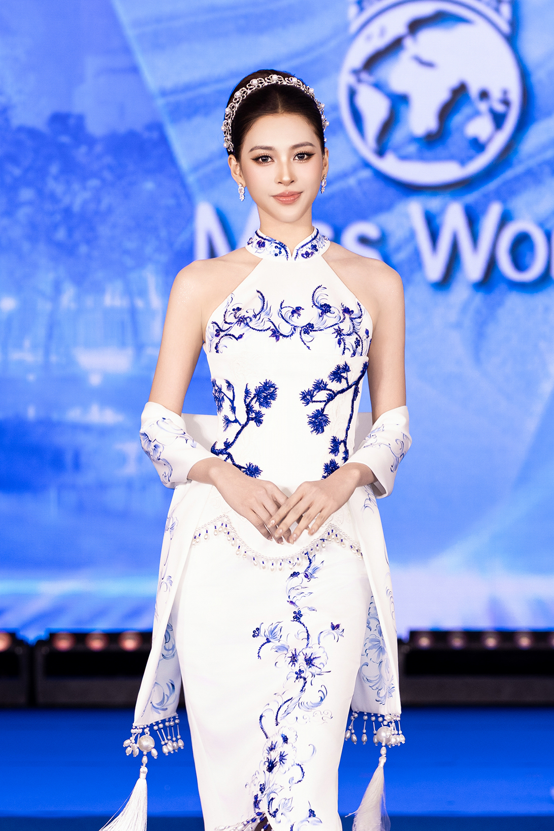 Hoa hậu Việt Nam 2018 Trần Tiểu Vy diện váy trắng ôm sát với chi tiết thêu, đính thủ công. Mái tóc búi gọn gàng giúp người đẹp trông thanh lịch. Tiểu Vy từng thi Hoa hậu Thế giới 2018, lọt top 30 chung cuộc. 