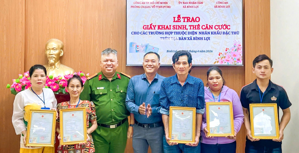 Công an xã Bình Lợi tổ chức lễ trao giấy khai sinh và thẻ căn cước cho các trường hợp thuộc diện nhân khẩu đặc thù - Ảnh do Công an xã Bình Lợi cung cấp