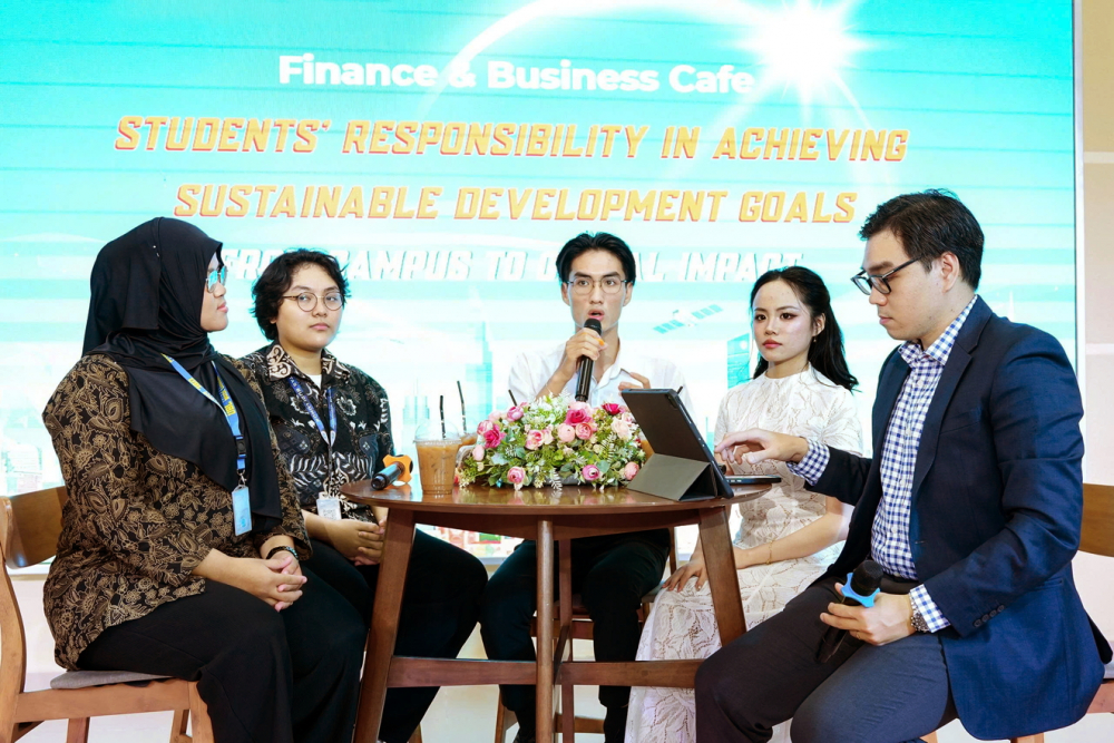 Sinh viên lĩnh vực tài chính, Trường đại học Kinh tế - Tài chính TPHCM tham gia hoạt động giao lưu, chia sẻ kiến thức chuyên ngành