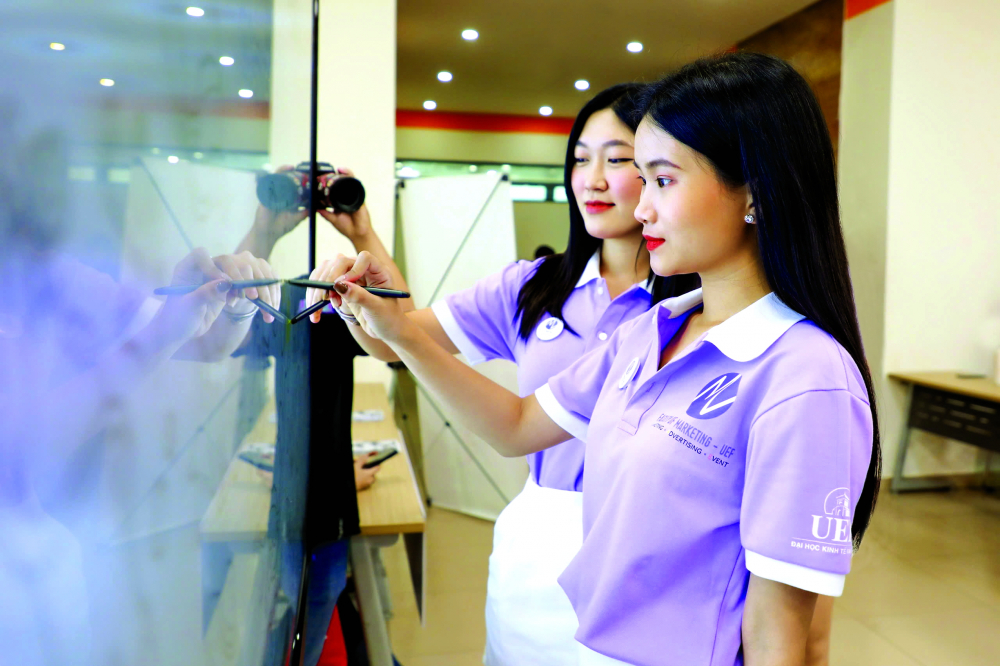 Giờ thực hành của sinh viên Trường đại học Kinh tế - Tài chính TPHCM ẢNH: NGUYỄN LOAN