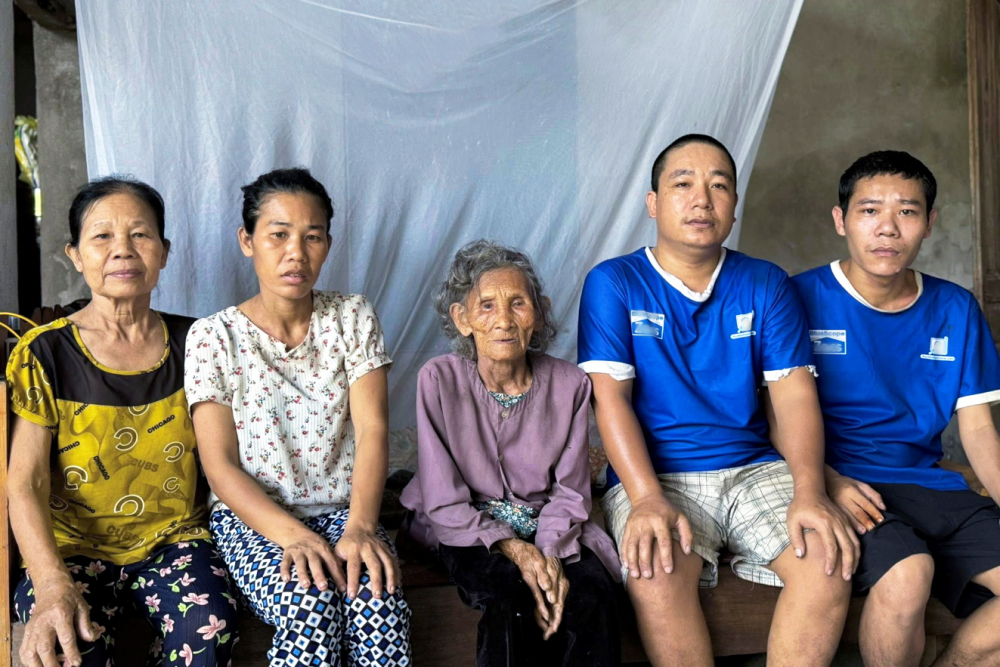Mẹ già rửa chén, bán khoai nuôi 3 con mắc bệnh tâm thần Chồng mất, bà Xuân (bìa trái) phải một mình gồng gánh nuôi mẹ già và 3 người con bị bệnh tâm thần