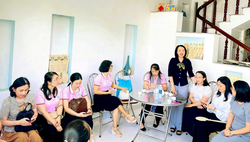 Lãnh đạo Hội LHPN TP Đà Nẵng tham quan quy trình sản xuất của dự án Xơ mướp Mộc Xơ của chị Võ Thị Ngọc Thư