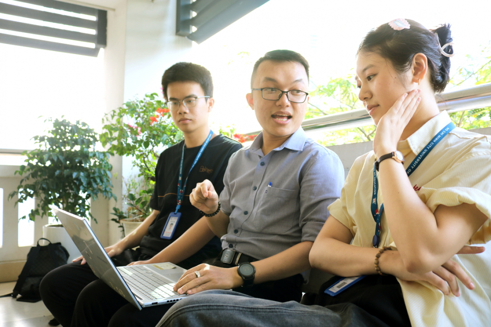 Thạc sĩ Nguyễn Thành Trí (giữa) cho biết: “Càng trì hoãn, càng áp lực,  thì càng tìm đến những yếu tố gây xao nhãng để trốn tránh” - ẢNH: BÉ HIẾU