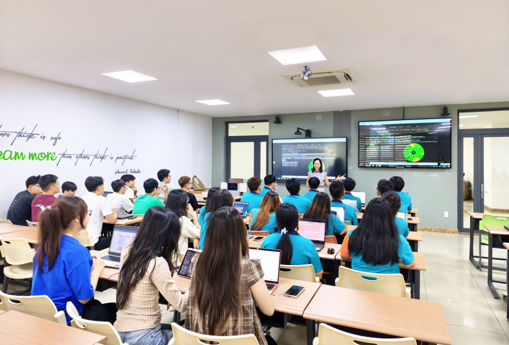 Sinh viên Đại học Kinh tế TPHCM tham gia lớp học nằm trong đề án đào tạo tài chính quốc tế