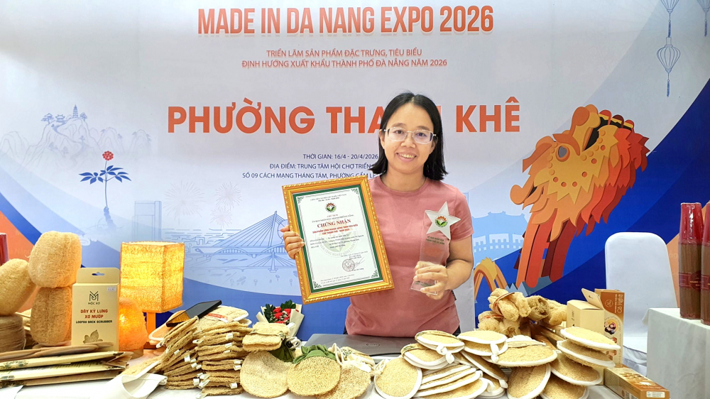 Chị Võ Thị Ngọc Thư cùng sản phẩm  “Xơ mướp mỹ nghệ Mộc Xơ” tham gia  “Triển lãm sản phẩm đặc trưng, tiêu biểu  định hướng xuất khẩu TP Đà Nẵng năm 2026”
