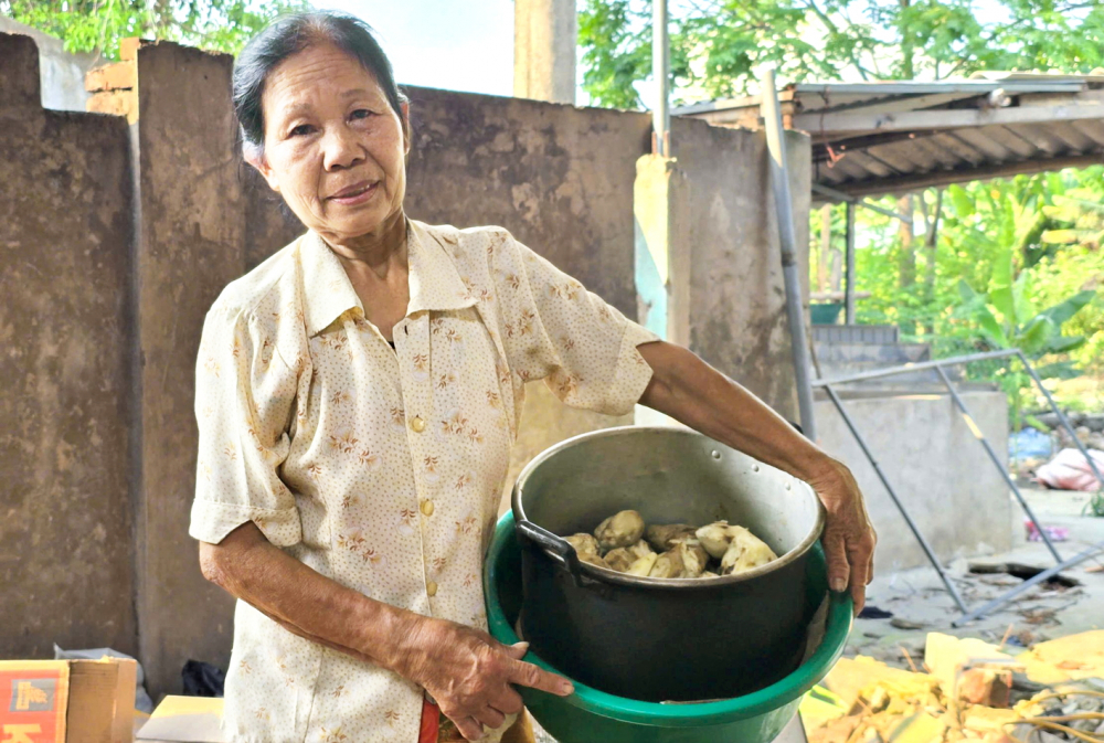 Mẹ già rửa chén, bán khoai nuôi 3 con mắc bệnh tâm thần Bà Xuân bên rổ khoai luộc mưu sinh mỗi ngày
