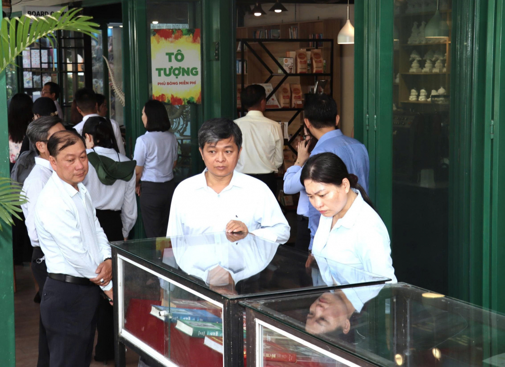 Các đại biểu tham quan Đường sách Thủ Đức.