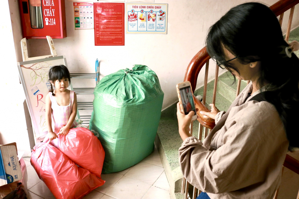 Chị Thế Quỳnh lưu lại khoảnh khắc đáng yêu của con trong hoạt động “Đổi rác lấy cây”