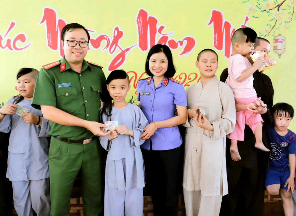 Công an phường An Phú trao căn cước công dân cho các trẻ đang được nuôi dưỡng tại chùa Bồ Đề Đạo Tràng  - Ảnh do Công an phường An Phú cung cấp