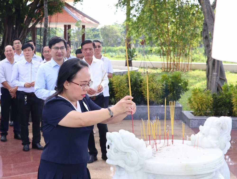 Phó trưởng Ban Tuyên giáo và Dân vận Thành ủy TPHCM Đinh Thị Thanh Thủy dẫn đầu đoàn đại biểu tham gia tập huấn dâng hương tại Đền 