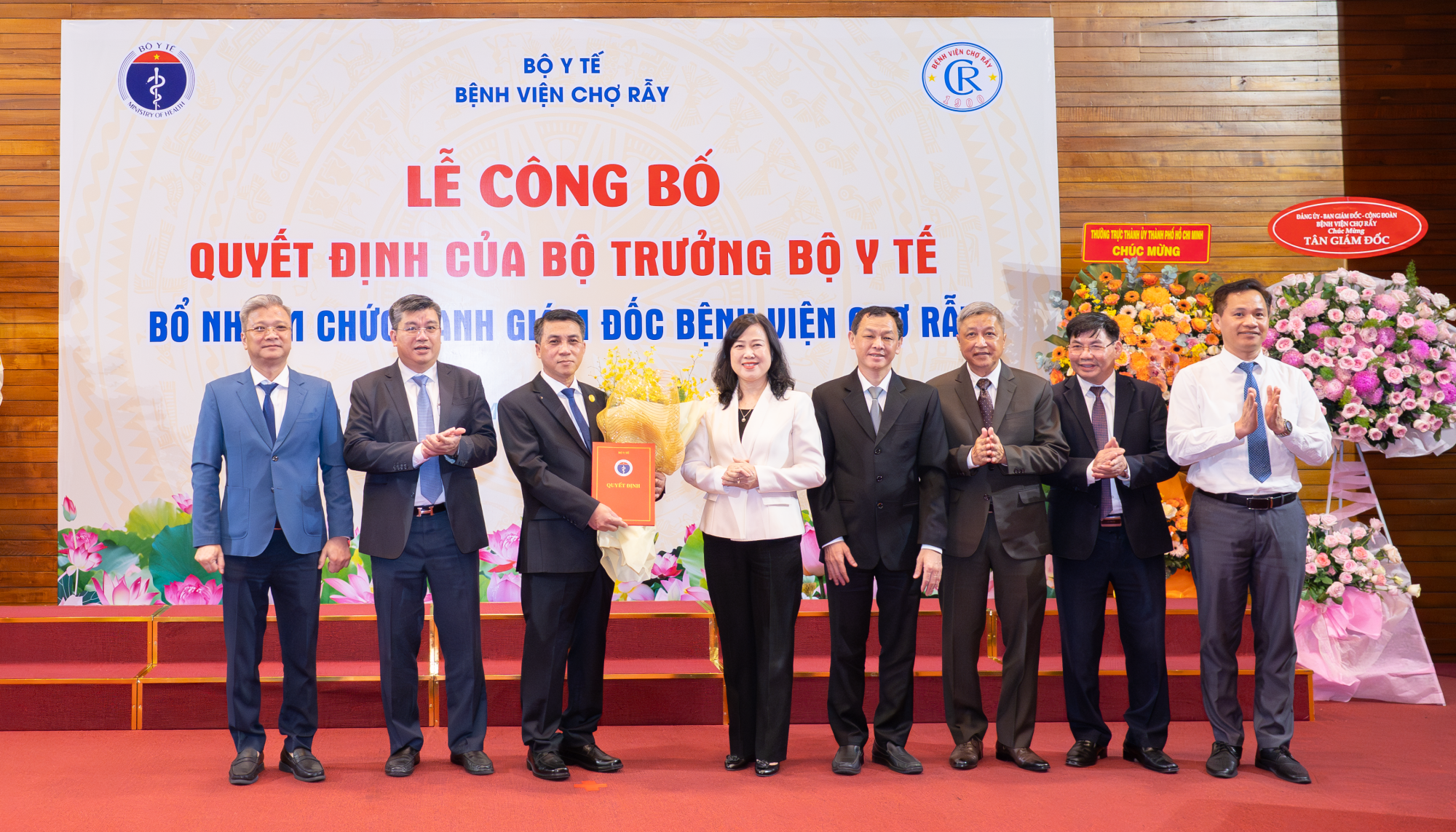 Bộ trưởng Bộ Y tế trao quyết định bổ nhiệm bác sĩ CK2 Phạm Thanh Việt (thứ 3 từ trái sang) làm Giám đốc Bệnh viện Chợ Rẫy TPHCM nhiệm kỳ 5 năm, ảnh BVCC
