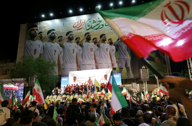 Người Iran vẫy cờ và cổ vũ tại một lễ tiễn biệt World Cup mang tính chính trị cho đội tuyển bóng đá quốc gia