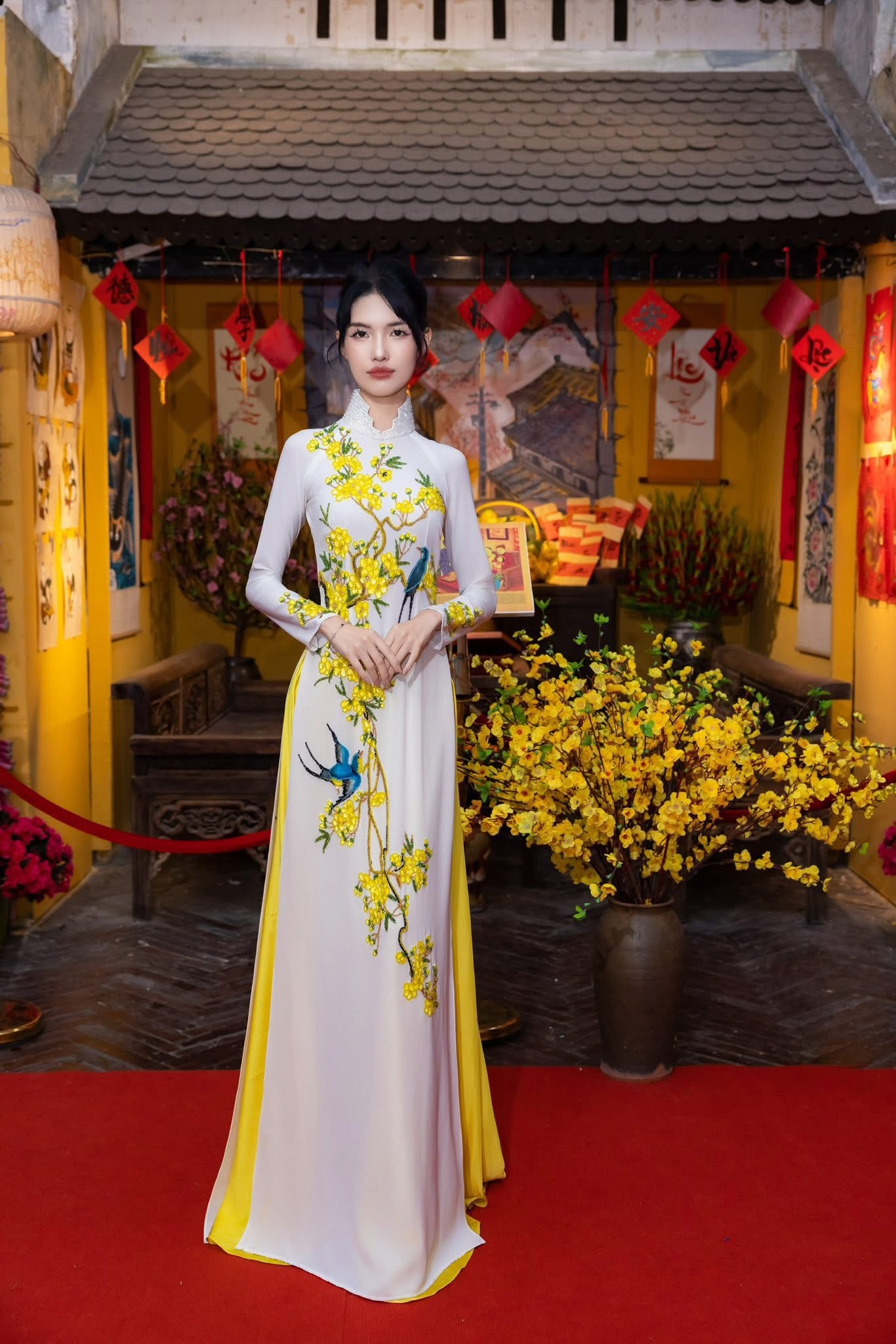 Nổi bật trong dàn thí sinh nữ của cuộc thi còn có người đẹp Vũ Quế Anh sinh năm 1999 (SBD 098), quê tại Hưng Yên, sở hữu chiều cao 1m75 cùng gương mặt sắc sảo và phong cách trình diễn chuyên nghiệp. Hiện cô hoạt động trong vai trò người mẫu đồng thời làm nhân viên văn phòng.