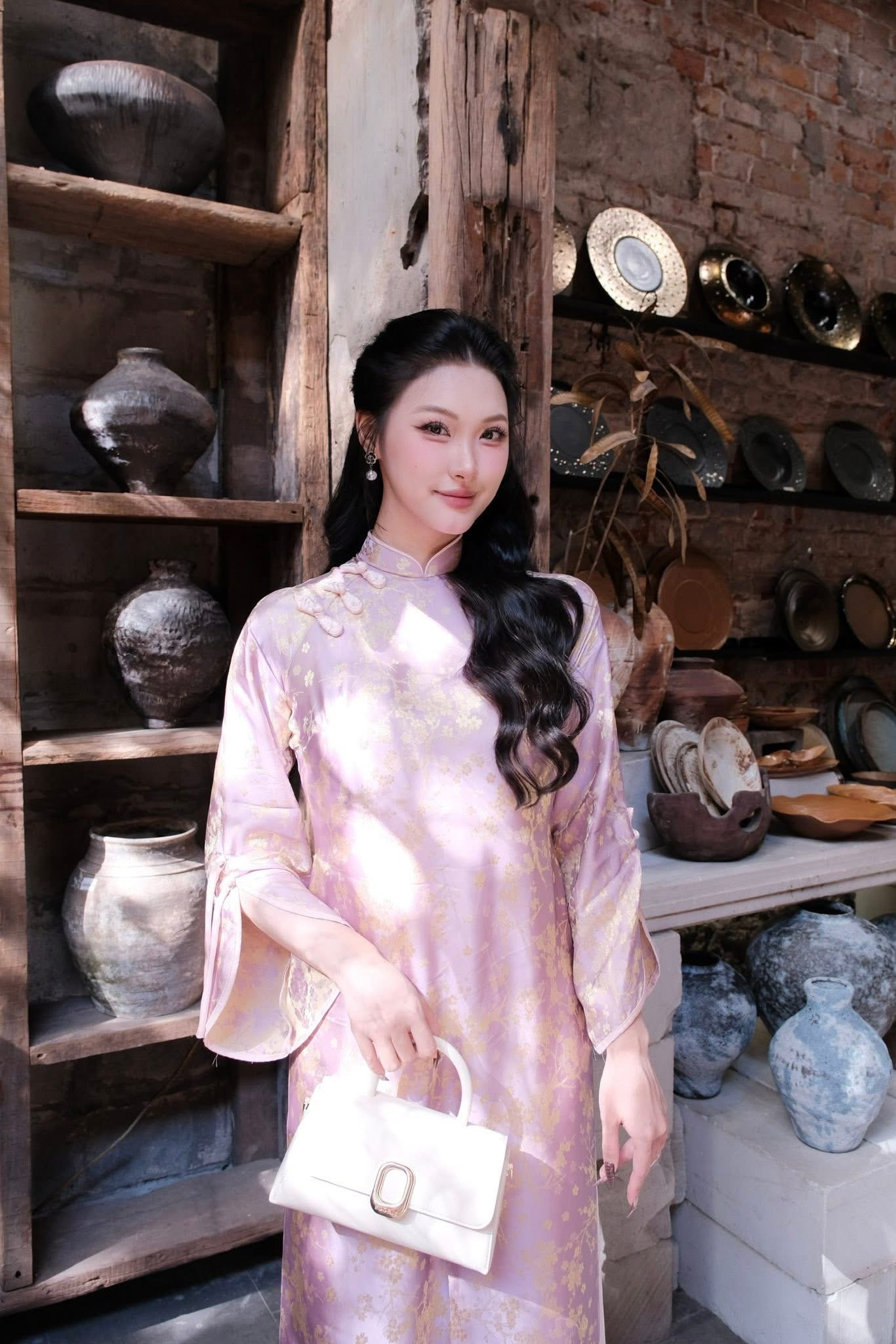 Nguyễn Thu Thảo (SBD: 048), quê Tuyên Quang gây chú ý khi góp mặt tại Hoa hậu và Nam vương Du lịch Việt Nam 2026. Sinh năm 2005, người đẹp sở hữu chiều cao nổi bật 1m80 cùng gương mặt thanh tú và phong thái nhẹ nhàng, hiện đại.