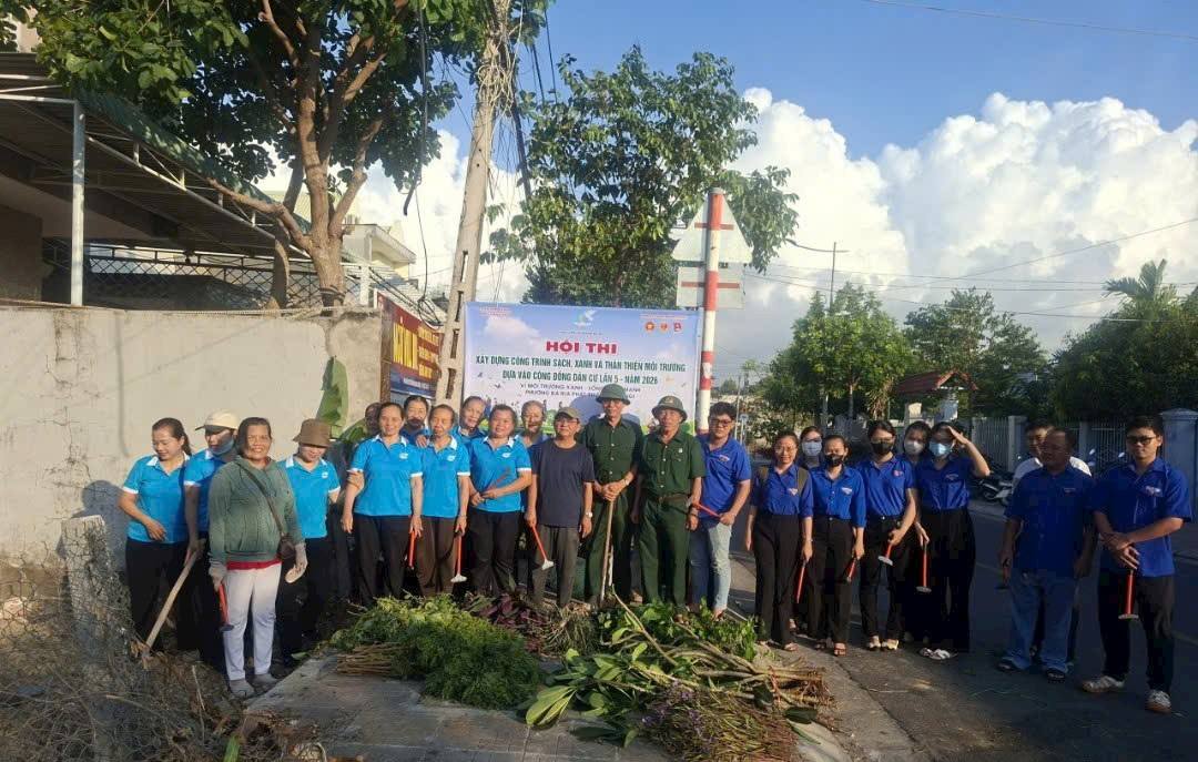 Hội LHPN phường, Ban Chỉ huy Quân sự, Hội Cựu chiến binh, Đoàn Thanh niên phường cùng Cấp ủy Ban Điều hành, Ban Công tác mặt trận, các hội đoàn thể khu phố đã tổ chức Lễ ra quân thực hiện công trình trọng điểm “xanh hóa” không gian sống từ một khu đất trống