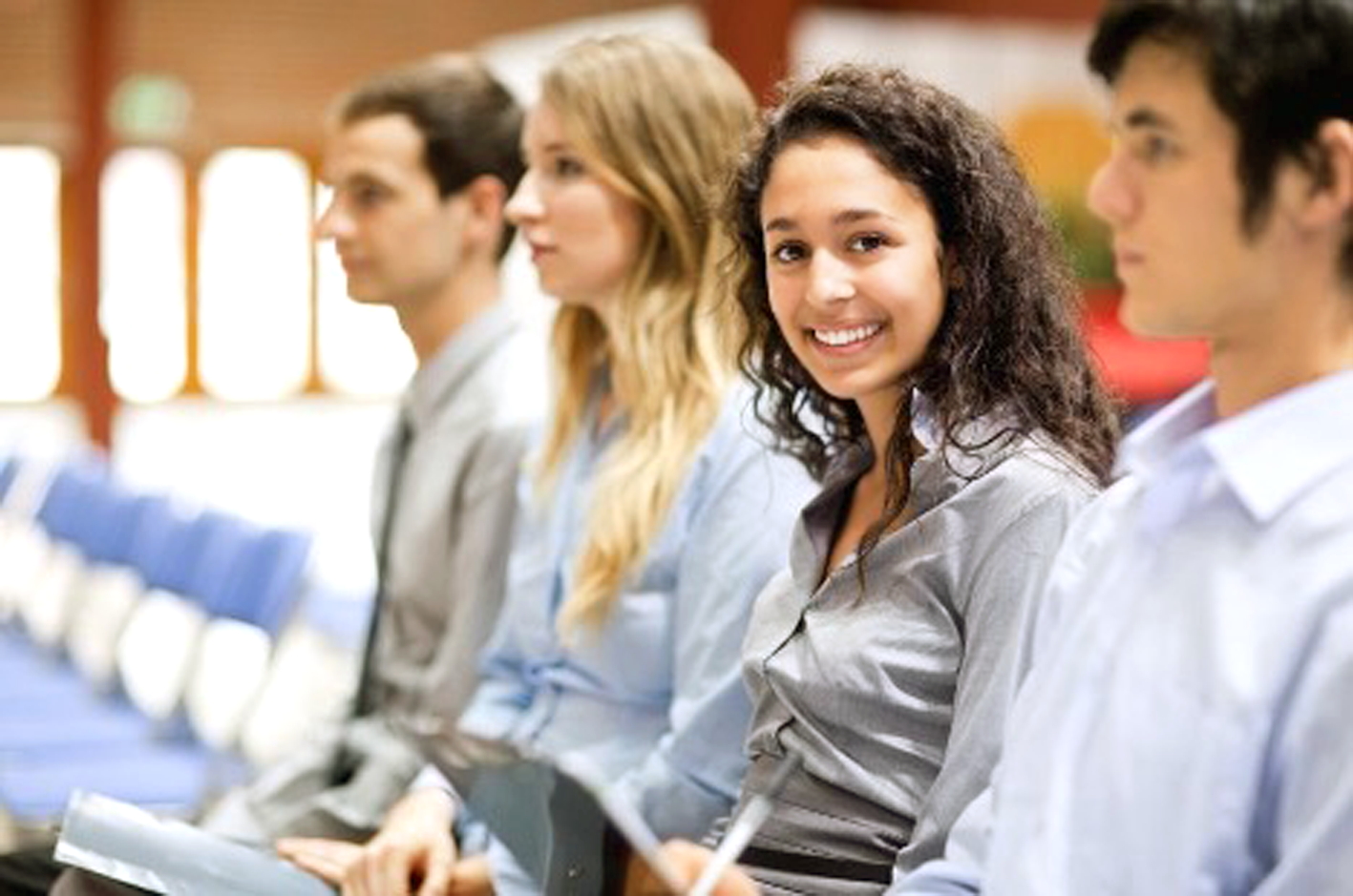 Để có việc làm, nhiều người trẻ sẵn sàng làm những công việc dưới trình độ  - Nguồn ảnh: Getty Images