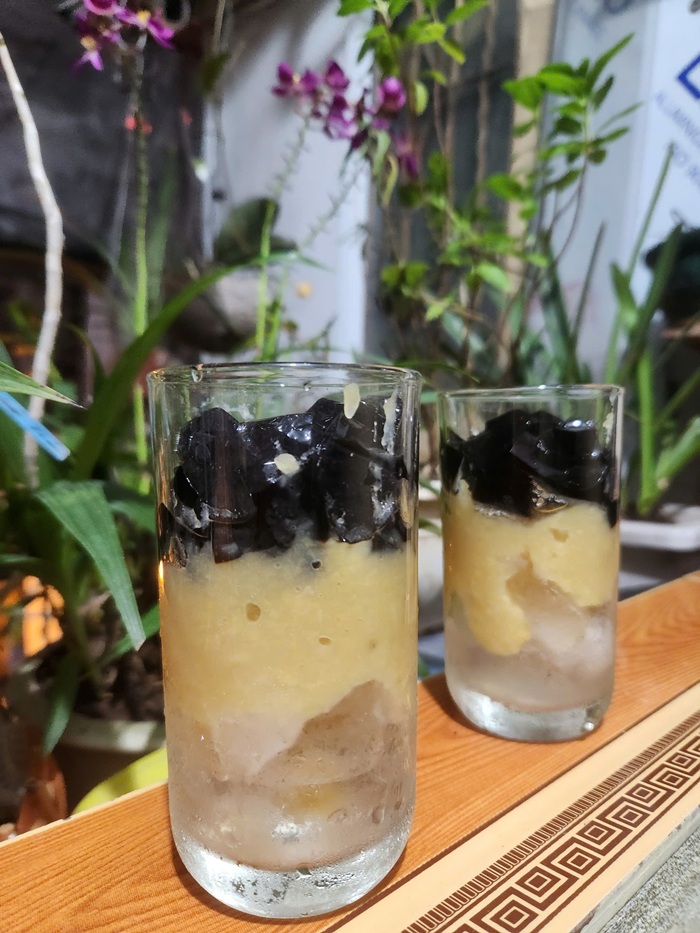 Cốc chè đậu xanh, thạch đen truyền thống mát lạnh cho mùa hè - Ảnh: T.A