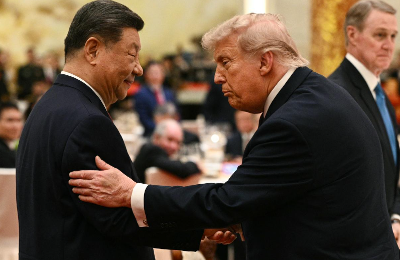 Chủ tịch Trung Quốc Tập Cận Bình (trái) nhìn Tổng thống Mỹ Donald Trump khi cả hai tham dự tiệc chiêu đãi cấp nhà nước tại Đại lễ đường Nhân dân ở Bắc Kinh, Trung Quốc, ngày 14 tháng 5 năm 2026. (Ảnh AFP)