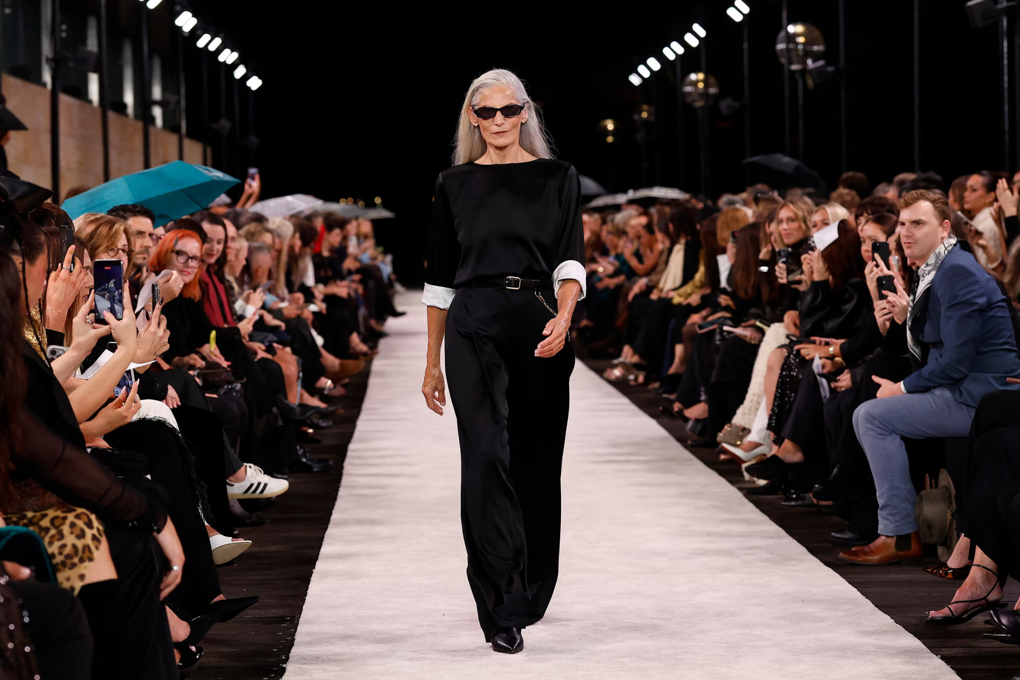 Rachel Waller sải bước trên sàn catwalk trong show diễn của Carla Zampatti tại Tuần lễ thời trang Úc 2026 ở Sydney. Ảnh: Brendon Thorne