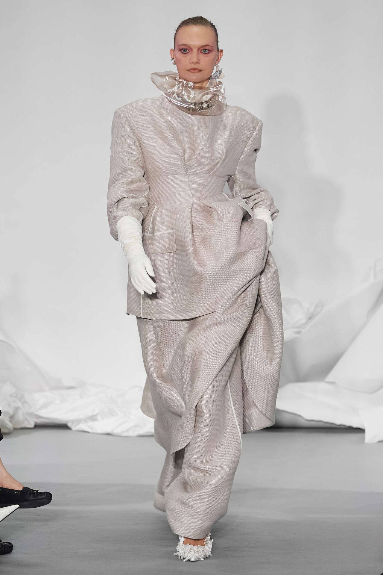 Siêu mẫu Gemma Ward sải bước tự tin mở màn sự kiện - Ảnh: SR