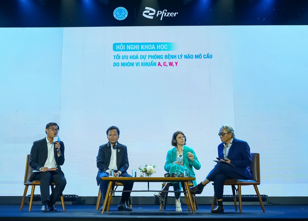 Các chuyên gia trao đổi tại hội thảo - Ảnh: Pfizer Việt Nam