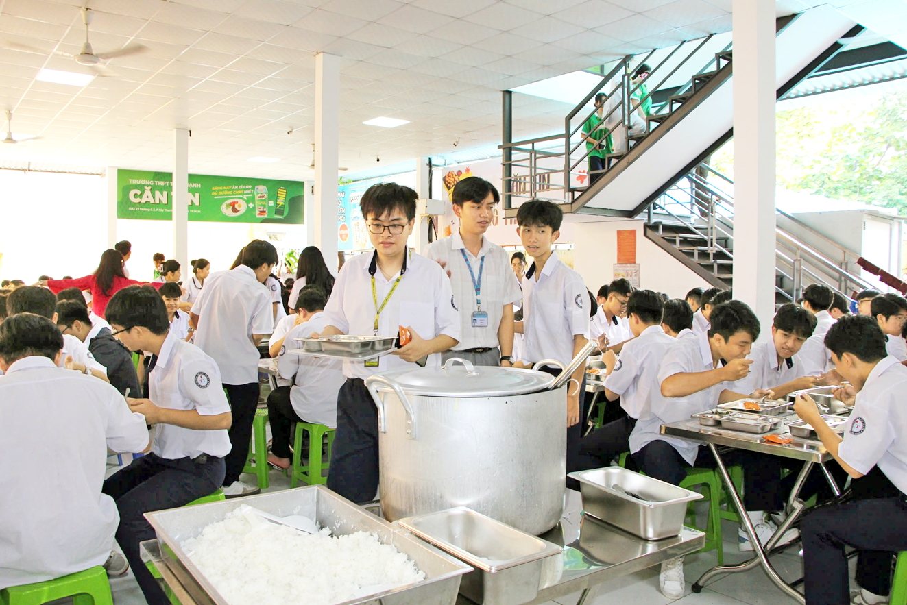 Mùa thi, học sinh phải ghi nhớ lượng kiến thức lớn, giải bài tập nhiều nên nhu cầu năng lượng tăng cao hơn bình thường. Trong ảnh: Học sinh Trường THPT Tây Thạnh (phường Tây Thạnh) dùng bữa ăn bán trú - ẢNH MINH HỌA: TRANG THƯ