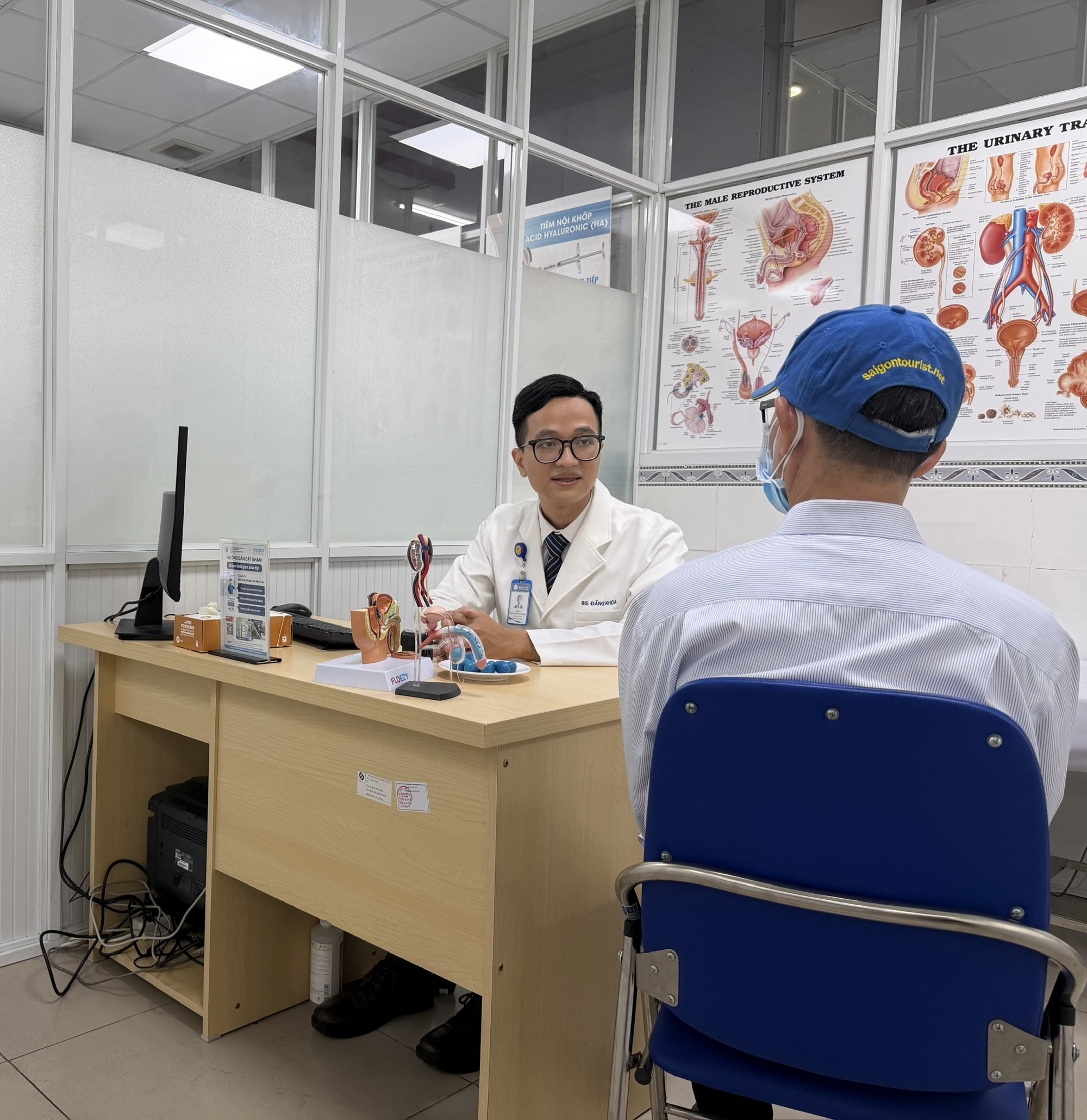 Thạc sĩ – Bác sĩ chuyên khoa 1 Nguyễn Huỳnh Đăng Khoa – Phòng khám Nam khoa (Khoa Ngoại Thận – Tiết niệu) Bệnh viện Nhân Dân Gia Định đang tư vấn cho bệnh nhân (ảnh: Thanh Huyền)