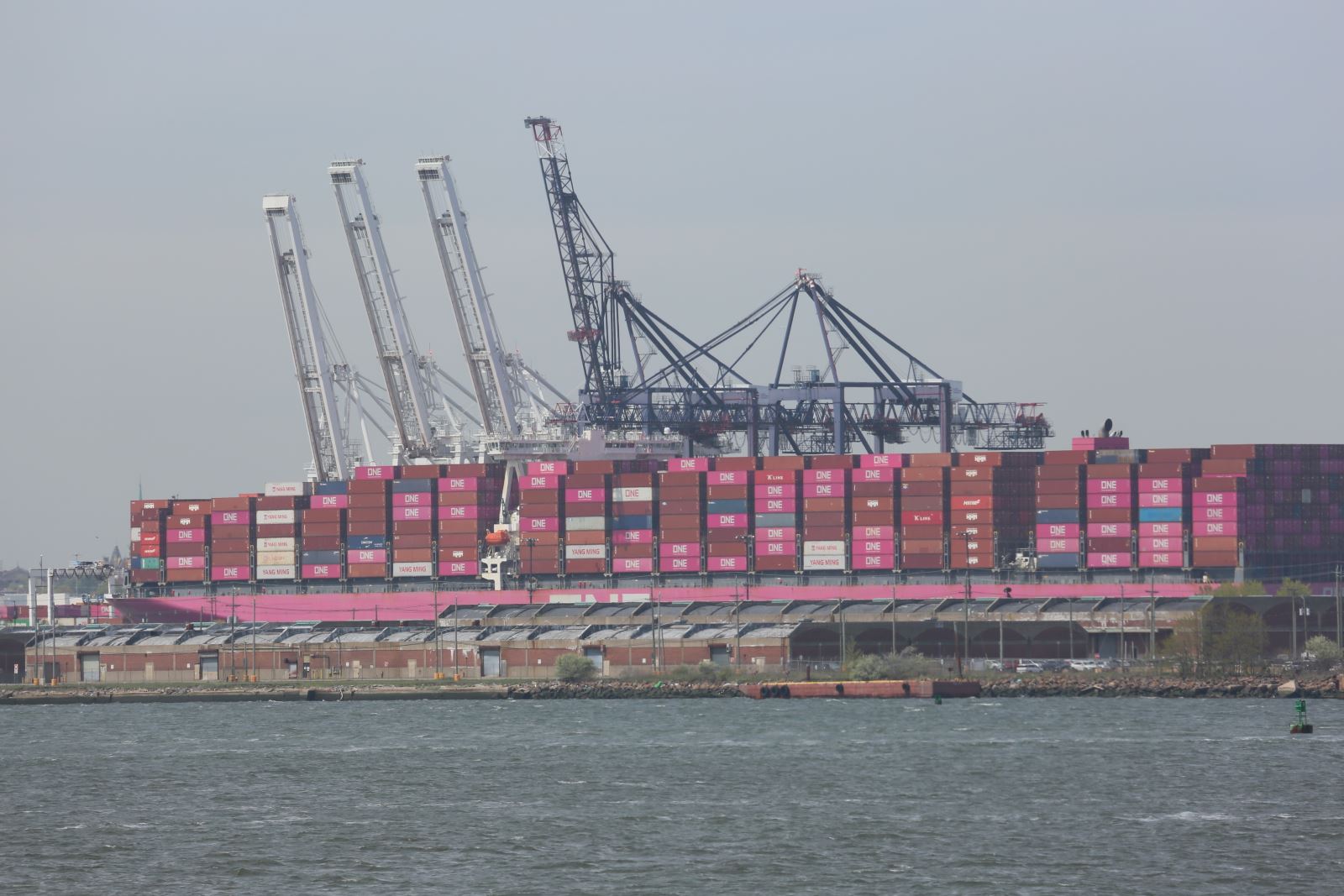 Container hàng hóa chờ bốc dỡ tại cảng New York & New Jersey, Mỹ. Ảnh: THX/TTXVN