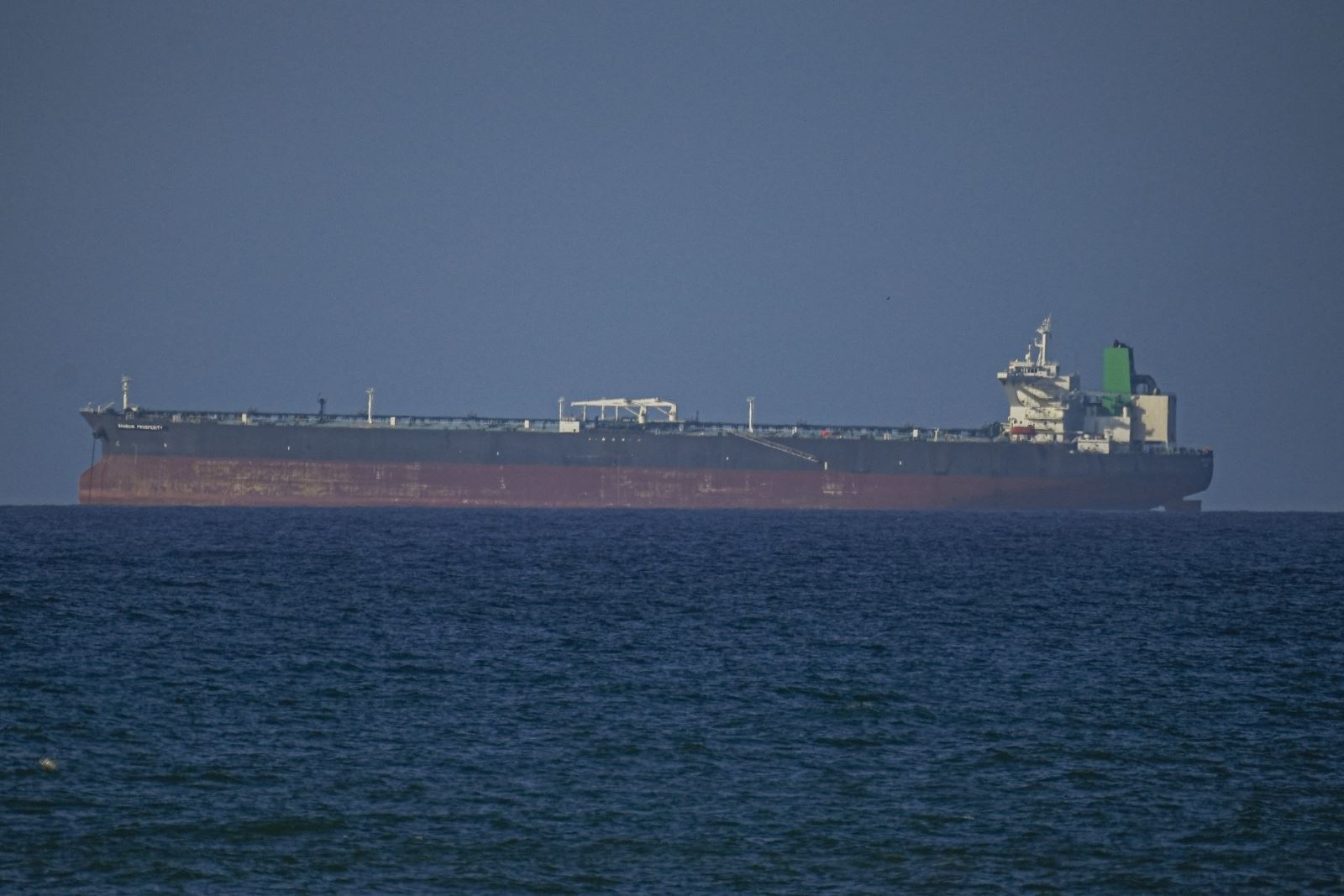 Con tàu di chuyển qua eo biển Hormuz. Ảnh: AA/TTXVN