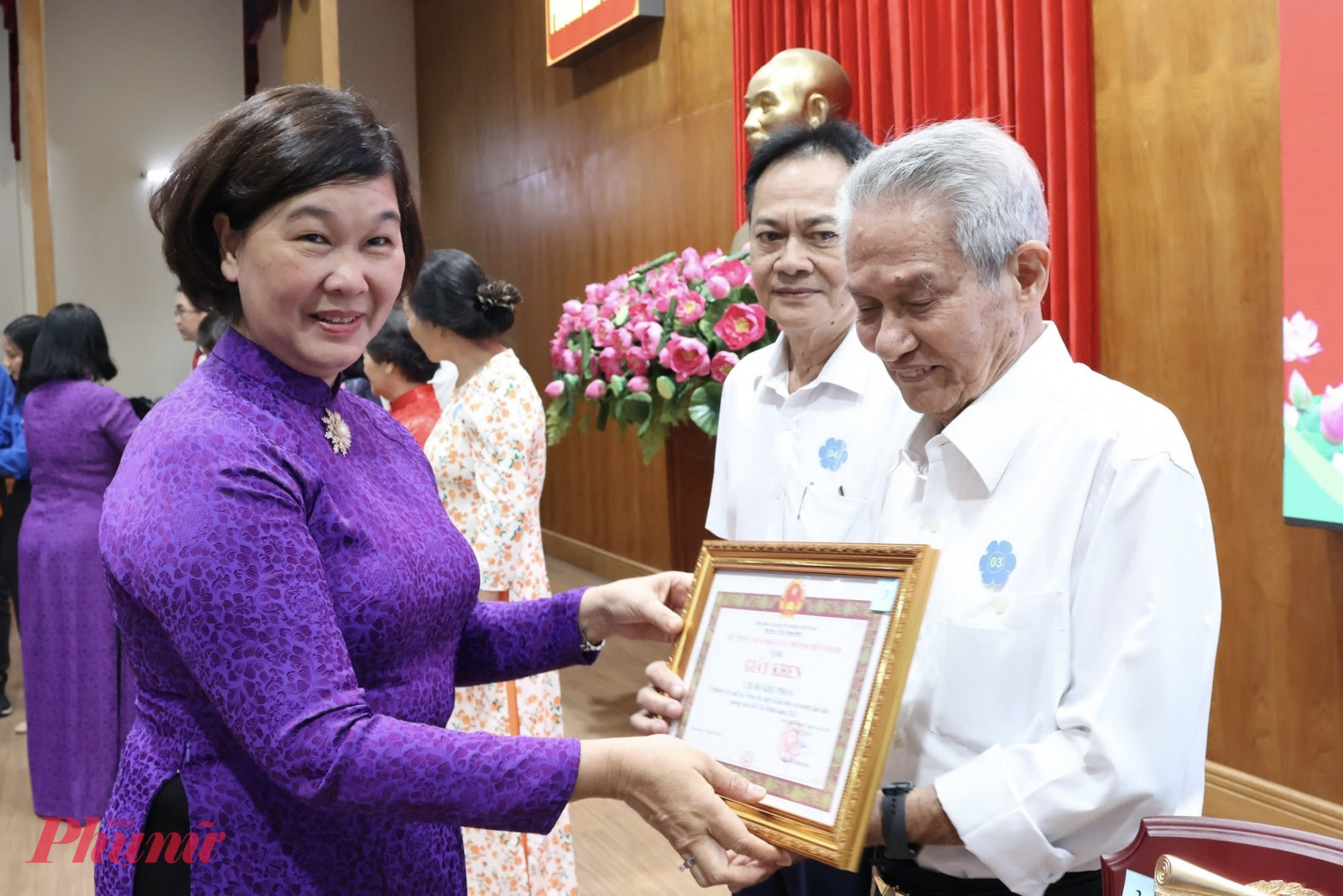 Lãnh đạo phường Bến Thành tặng Giấy khen cho tập thể điển hình - Ảnh: Thanh Tâm