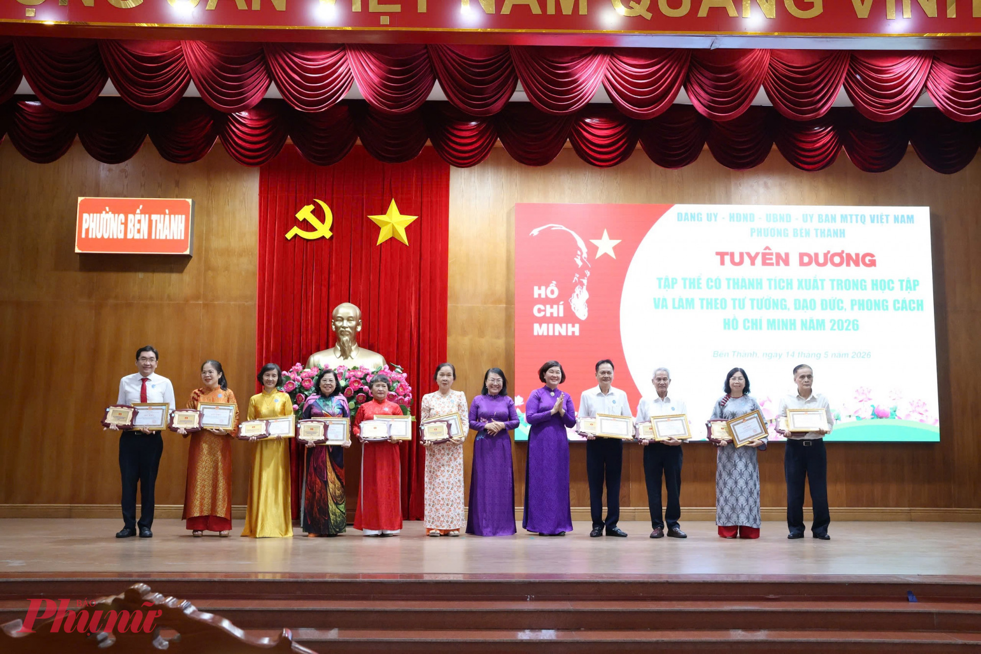 Lãnh đạo phường Bến Thành chúc mừng cá nhân, tập thể - Ảnh: Thanh Tâm