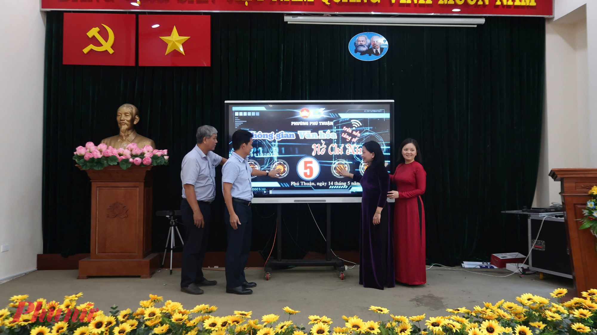 Lãnh đạo Hội LHPN TPHCM và lãnh đạo phường Phú Thuận thực hiện nghi thức ra mắt “Không gian văn hóa Hồ Chí Min trên nền tảng số”.